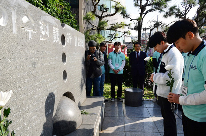 지난 2010년 부산 금정구 부곡동 내성고등학교 앞에 있는 이수현 의행 기념비에서 아름다운 청년 이수현 모임 소속 한일 대학생들이 고인을 추모하고 있다