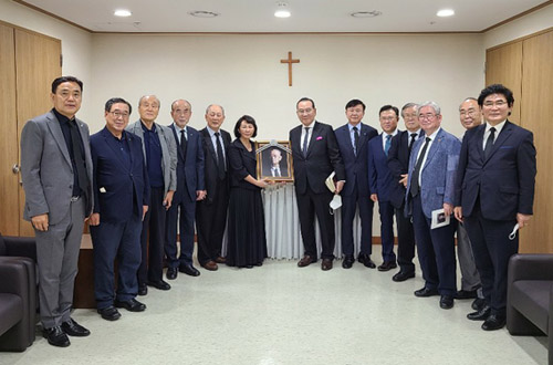 고 백선엽 장군 천국환송및 유가족 위로예배 후 찍은 기념사진고 백선엽 장군 영정을 들고 있는 사람이 장녀 백남희 씨 바로 옆이 설교를 맡은 왕성교회 길자연 원로목사