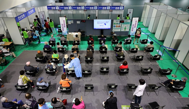 3일 오후 서울 서대문구 북아현문화체육센터에 마련된 코로나19 예방접종센터에서 백신 접종을 마친 어르신들이 경과를 지켜보고 있다 60세74세 고령층 등을 대상으로 한 코로나19 백신 접종 사전 예약은 이날 종료된다