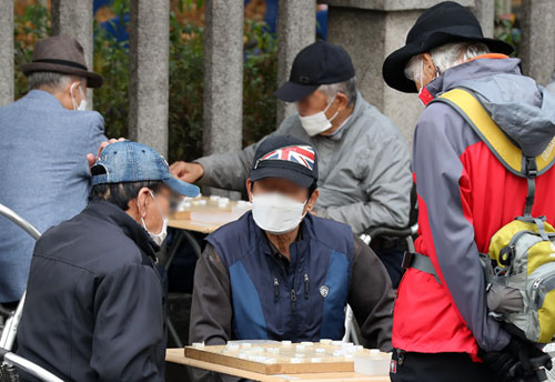 서울 종로구 탑골공원에서 어르신들이 장기를 두고 있다 사진은 기사의 특정사실과 관련없음