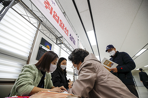 9일 오후 서울 양천구청에서 열린 제1회 양천구 노인 일자리박람회를 찾은 어르신이 알선취업 상담을 받고 있다 20211109