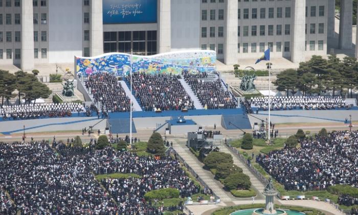 윤석열 대통령이 10일 국회에서 열린 제20대 대통령 취임식에서 돌출 무대로 나와 취임선서와 취임사를 하고 있다