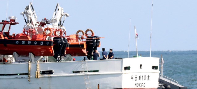 피격 실종 해양수산부 어업지도 공무원 관련 수사를 이어가고 있는 해양경찰이 25일 인천 옹진군 연평도 해상에 정박한 어업지도선 무궁화 10호 해상조사를 하고 있다 20200925