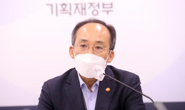 추경호 부총리 겸 기획재정부 장관이 지난 20일 오전 세종시 정부세종청사 기재부 기자실에서 전기요금 조정 등에 대한 기자들의 질문에 답하고 있다 20220620