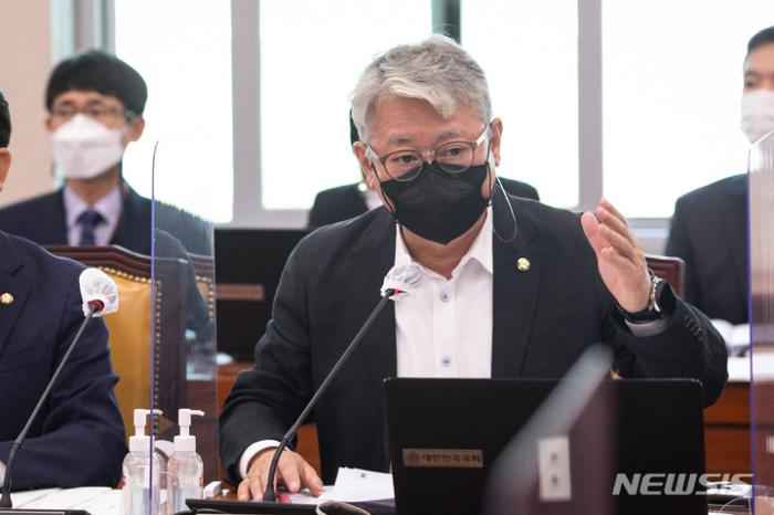 서울노년신문 성수목 기자  국회 국토교통위원회 조응천 더불어민주당 간사가 17일 서울 여의도 국회에서 열린 국토위 전체회의에서 야당 반대에도 윤석열 대통령이 원희룡 국토교통부 장관을 임명한 것에 반발하며 의사진행발언을 하고 있다 2022517 공동취재사진