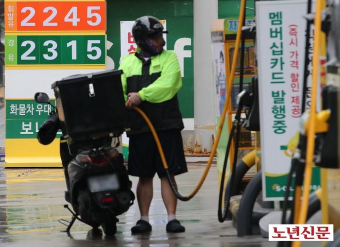 서울노년신문 성수목 기자  서울 시내 주유소 모습 20220627