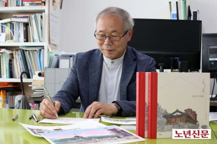 서울노년신문 성수목 기자  그림 교회 우리가 사랑한 저자 이근복 한국기독교목회지원네트워크 원장목사이 지난 14일 서울 종로구 한국기독교회관에서 뉴시스 인터뷰를 마치고 그림을 그리고 있다 20220716 