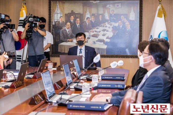 서울뉴시스 사진공동취재단  이창용 한국은행 총재가 25일 오전 서울 중구 한국은행에서 열린 금융통화위원회를 주재하고 있다 20220825