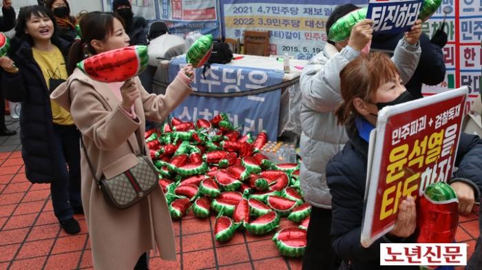 서울노년신문 성수목 기자  이재명 더불어민주당 대표 강성 지지자들로 구성된 더불어수박깨기운동본부 회원들이 3일 오후 서울 영등포구 더불어민주당 당사 앞에서 이 대표 체포동의안 표결에 반란표를 던진 민주당 의원들을 겨냥하는 집회를 하고 있다 이 수박은 겉은 민주당 속은 국민의힘이란 뜻이다 20230303