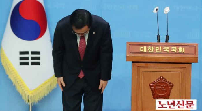  서울노년신문 성수목 기자  태영호 국민의힘 최고위원이 10일 오전 서울 여의도 국회에서 최고위원직 사퇴 기자회견중 고개를 숙이고 있다 20230510