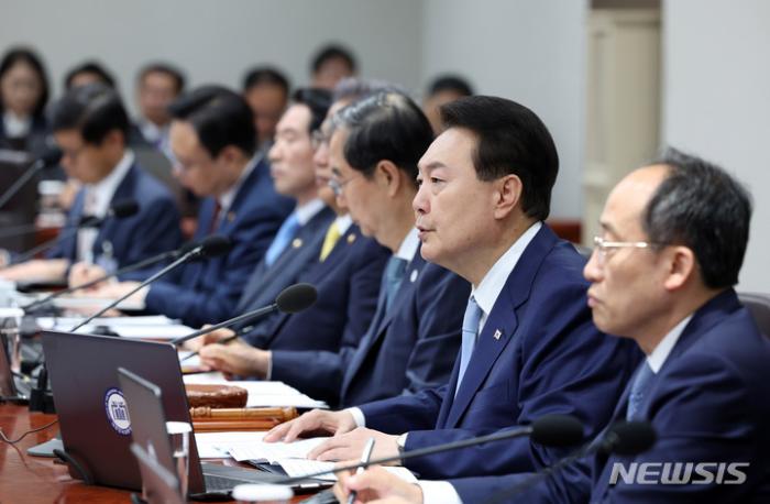 서울노년신문 성수목 기자  윤석열 대통령이 16일 서울 용산 대통령실 청사에서 열린 국무회의를 주재하고 있다 대통령실통신사진기자단 20230516