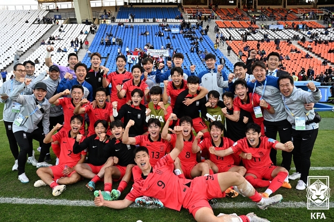 서울노년신문 23일현지시간 아르헨티나 멘도사 스타디움에서 열린 2023 FIFA U20 월드컵 조별리그 1차전 대한민국과 프랑스 경기에서 승리한 축구대표팀 선수들이 기뻐하고 있다 사진대한축구협회 제공 20230523