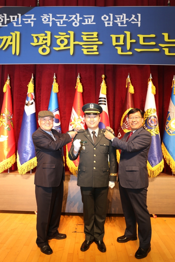 학군 2기인 할아버지와 26기 아버지에 이어 57기 장원오 육군 소위(가운데)가 ‘2019년 대한민국 학군장교 임관식’을 통해 3대째 학군장교로 임관했다.