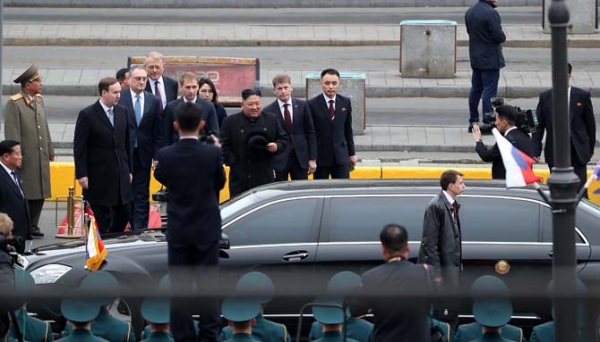 김정은 북한 국무위원장이 블라디미르 푸틴 러시아 대통령과 정상회담을 하기위해 지난 4월 24일 오후(현지시각) 러시아 블라디보스토크역에 도착해 환영행사를 마치고 차량에 탑승하고 있다. (뉴시스)