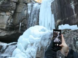 한겨울 추위가 빚어낸 얼음 절경… 괴산 수옥폭포, 웅장한 빙폭 장관 기사 이미지