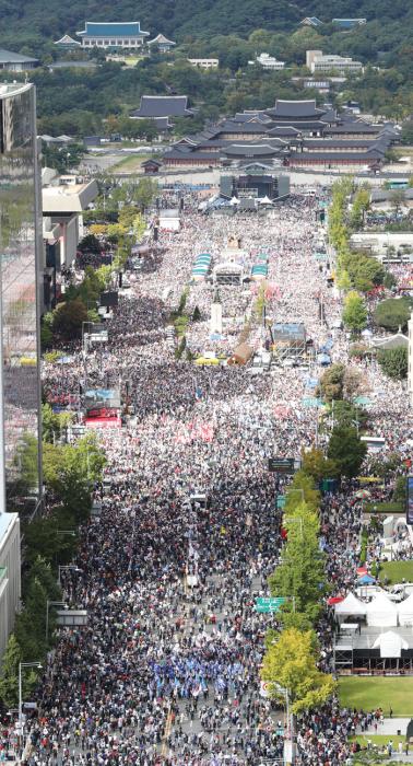 한글날인 9일 오후 서울 종로구 광화문광장과 세종대로 일대에서 보수성향 시민들이 집회를 열고 조국 법무부장관의 사퇴 촉구 및 정권을 규탄하고 있다 뉴시스