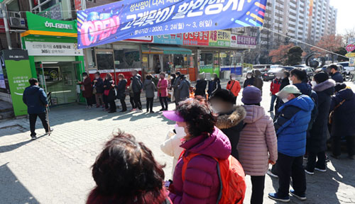 전국 2219개 농협 하나로마트에서 공적 마스크를 판매한 5일 오후 서울 마포구 하나로마트 성산점 앞에서 시민들이 번호표를 받고 판매를 기다리고 있다