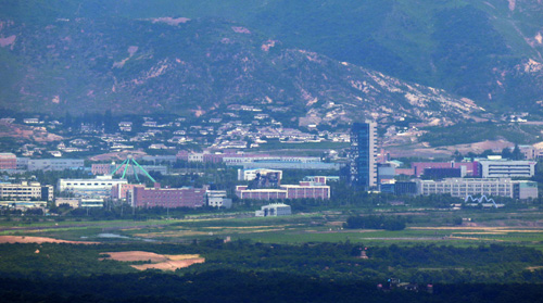 6월 19일 오전 경기 파주시 접경지역에서 바라본 개성공단 지역에 6월 16일 폭파된 남북공동연락사무소 청사가 보이고 있다