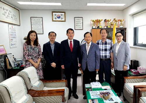 사진 왼쪽에서 세번째가 최민수 신임 인천부평구노인복지관장 바로 옆이 윤성순 인천 부평구지회장