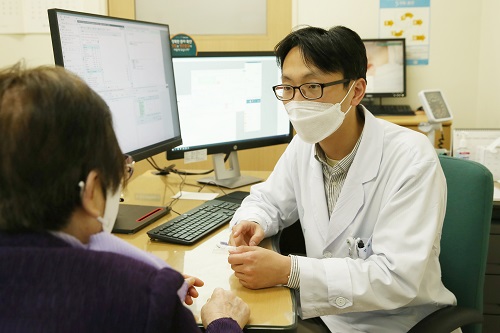 정희원 서울아산병원 노년내과 교수가 노인 변비 환자를 진료하고 있다 사진 서울아산병원 제공 20210413