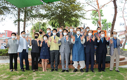 대한민국 1호 어르신놀이터개장식에서 내빈들이 기념촬영을 하고 있다 앞줄 왼쪽 5번째부터 김정섭 공주시장 양승조 충남지사 김호일 대한노인회 중앙회장 전대규 충남연합회장 김지철 충남교육감 