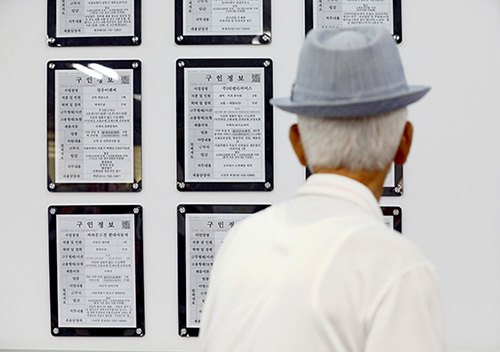 통계청이 6월 고용동향을 발표한 14일 오후 서울 마포구 서울서부고용복지플러스센터를 찾은 시민이 일자리 정보 게시판을 바라보고 있다