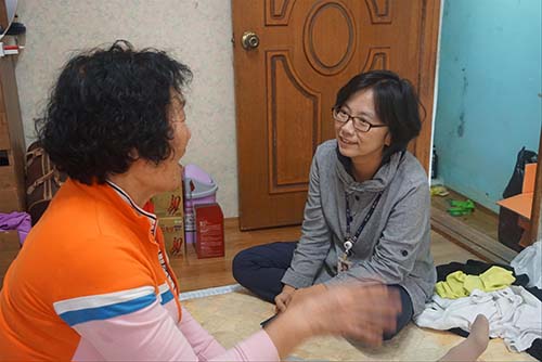 지난 2017년 보건복지부가 선정하는 이달4월의 통합사례관리사에 선정된 부산 수영구청 김종남43여사진 오른편 통합사례관리사