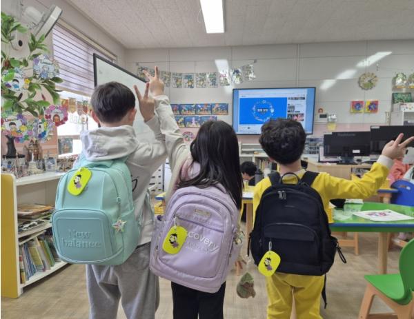 순천시, 초등학교 신입생 대상 교통안전용품 ‘옐로카드 키링’ 배부 기사 이미지