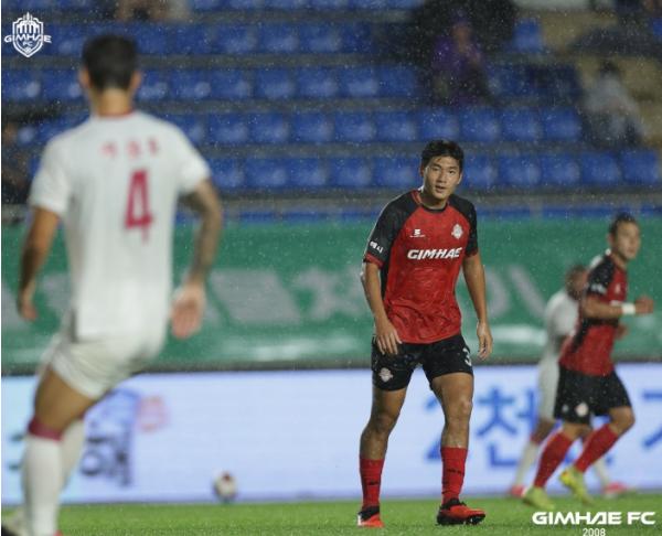 김해FC2008, 이른 시간 퇴장 악재 극복 못해… 용인FC에 0-3 패배
