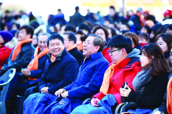 박원순 서울시장이 ‘복지를 말하다’의 시민 대표들 사이에 앉아 있다.