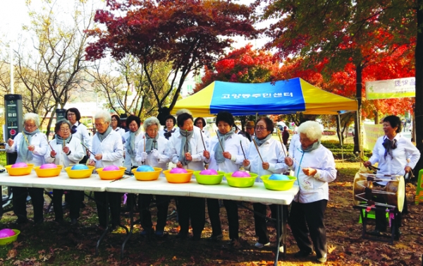 ‘도돌이쉼터’ 노인회원들이 난타공연을 하고 있다.