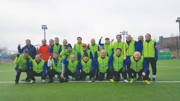 성동80대장수축구단이8일 오전 10시 서울 성동구 응봉체육공원 축구전용구장에서   ‘시무식 및 첫 경기’를 가졌다.