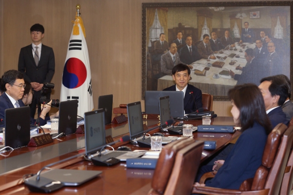 이주열 한국은행 총재가 12일 오전 서울 중구 한국은행에서 금융통화위원회를 주재하고 있다.