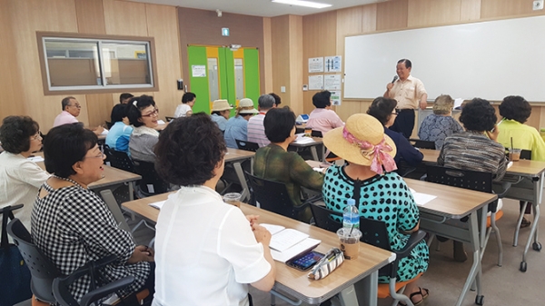 김종남 교수가 용인 기흥노인복지관 기흥아카데미 평생교육원에서 ‘여행영어기초프로그램’을 강의하고 있다.