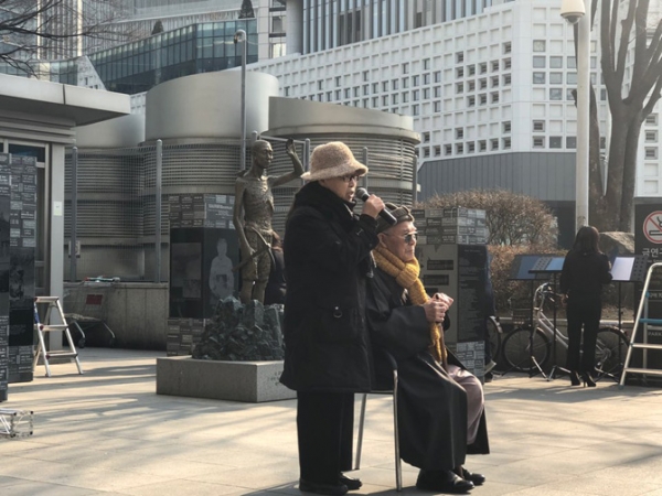 1일 서울 용산역에서 열린 강제징용노동자상 합동 참배행사에서 신일철주금 강제징용 피해자 이춘식 할아버지와 이희자 태평양전쟁 피해자 보상 추진협의회 공동대표가 발언하고 있다.