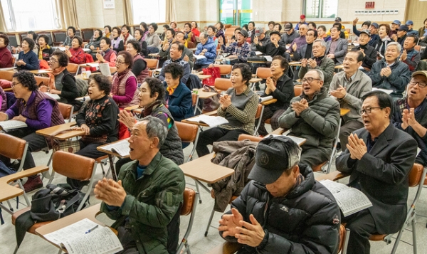 충북 영동군노인복지관 프로그램 진행 모습. 우리나라 국민들은 과거에 비해 부모 부양에서 정부와 사회의 역할을 강조하는 것으로 나타났다.