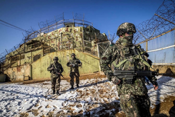 '9.19 남북 군사합의'에 따른 비무장지대(DMZ) 내 시범 철수 감시초소(GP) 가운데 역사적 가치를 고려해 원형을 보존하기로 한 강원도 고성 GP를 최근 국방부가 언론에 처음으로 공개했다.  대한민국 최동북단에 위치한 고성 GP는 1953년 정전협정 체결 직후 최초로 설치된 곳으로 북한 GP와 580m 밖에 되지않아 남북이 가장 가까이 대치하던 곳이다. 현재 장비와 병력을 철수하고 작년 11월 7일을 마지막으로 DMZ 경계 임무는 공식적으로 종료된 상태다.