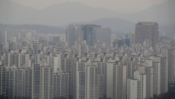 서울 아파트값이 13주 연속 하락세를 이어갔다. 한국감정원이 발표한 '2월 첫째주 주간아파트 가격동향'에 따르면 지난 1일 현재 서울의 아파트값은 전주 대비 0.08% 떨어졌다. 전셋값은 전국적으로 0.08% 떨어졌다. 서울 아파트 전셋값이 0.18% 하락해 전국 광역시·도 가운데 하락 폭이 가장 컸다. 10일 서울 시내 아파트.