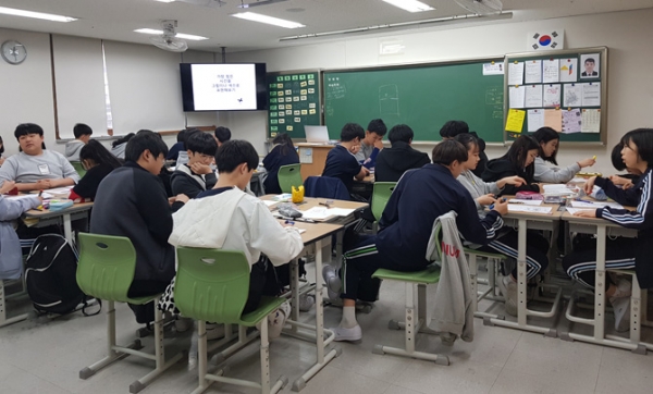 미술도구를 활용한 참여형 교육으로 진행된 경기 남양주 천마중학교의 생명존중교육 모습.