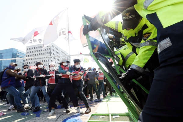 지난 4월 3일 오후 서울 여의도 국회 정문에서 열린 민노총의 ‘노동법 개악 저지-노동기본권 쟁취 민주노총 결의대회’에서 노조원들이 국회에 진입하기 위해 바리케이드를 허물고 있다.