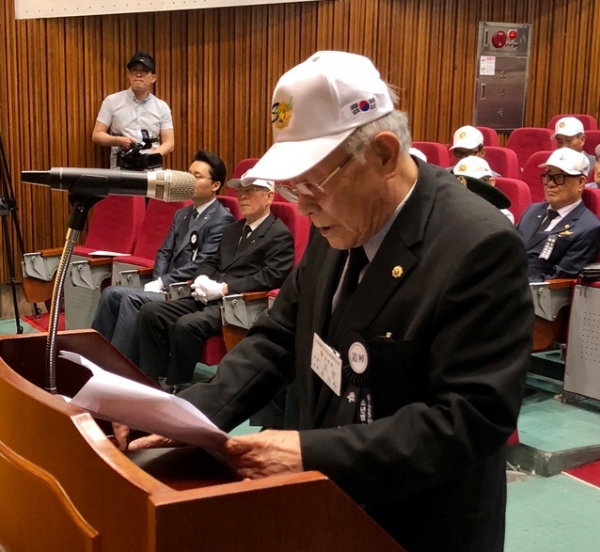 지난달 21일 오전 대구시 남구 낙동강 승전기념관에서 열린 ‘제22회 6.25 참전 순국소년병 위령제’에서 윤한수(85) 6.25 참전 소년·소녀병 전우회장이 추도사를 하고 있다.